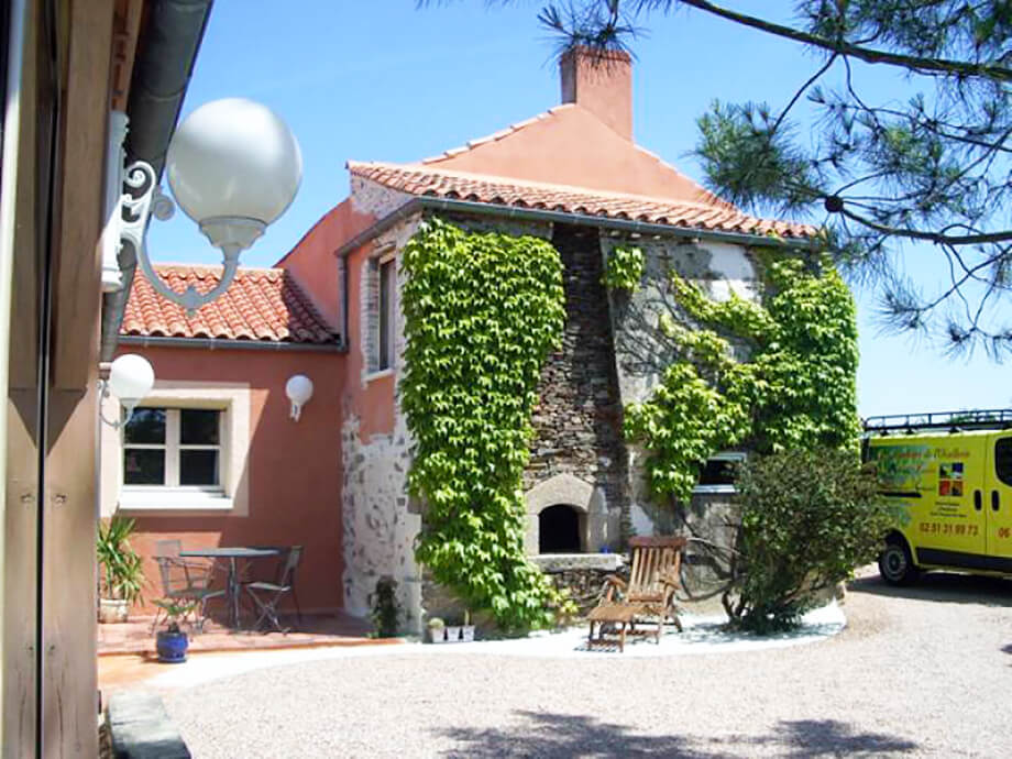 Réalisation de peinture en batiment par l'entreprise les couleurs de l'Oisellerie, peintre à la Roche-sur-Yon
